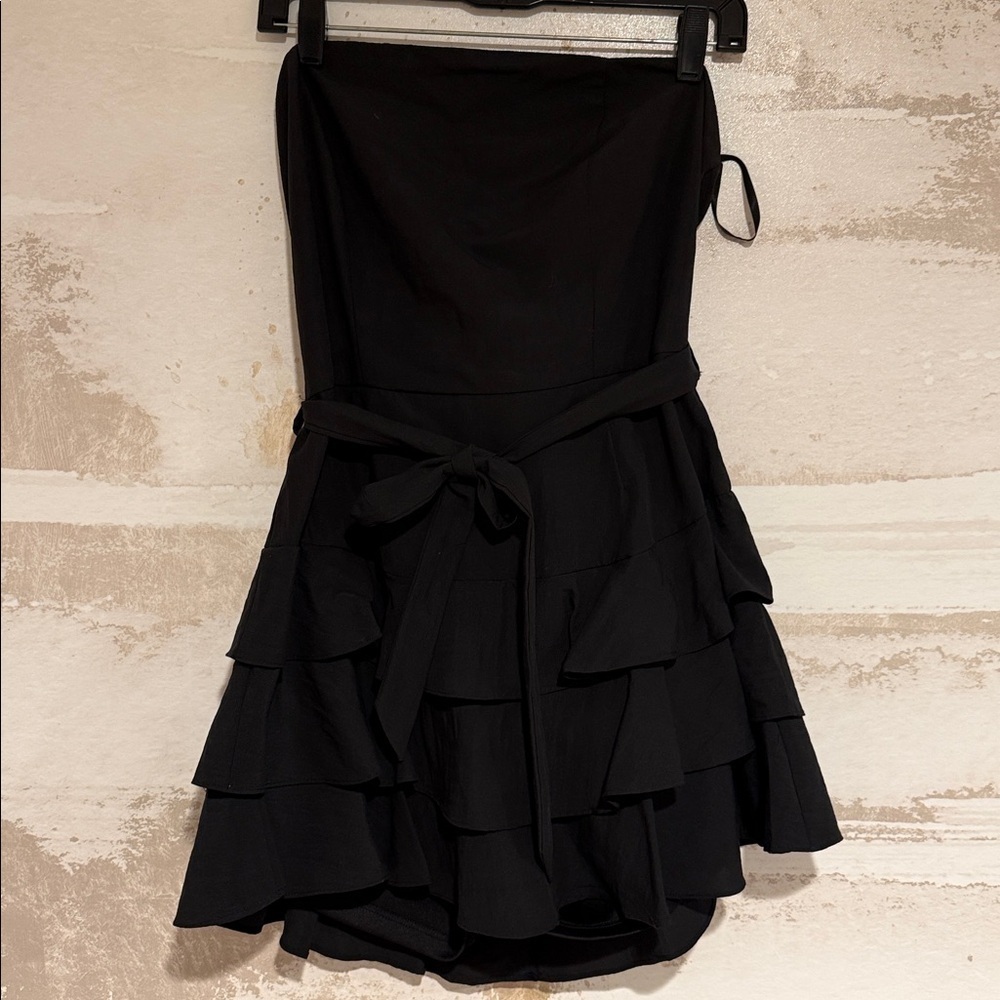 Elegant Black Strapless Dress with Ruffle Skirt